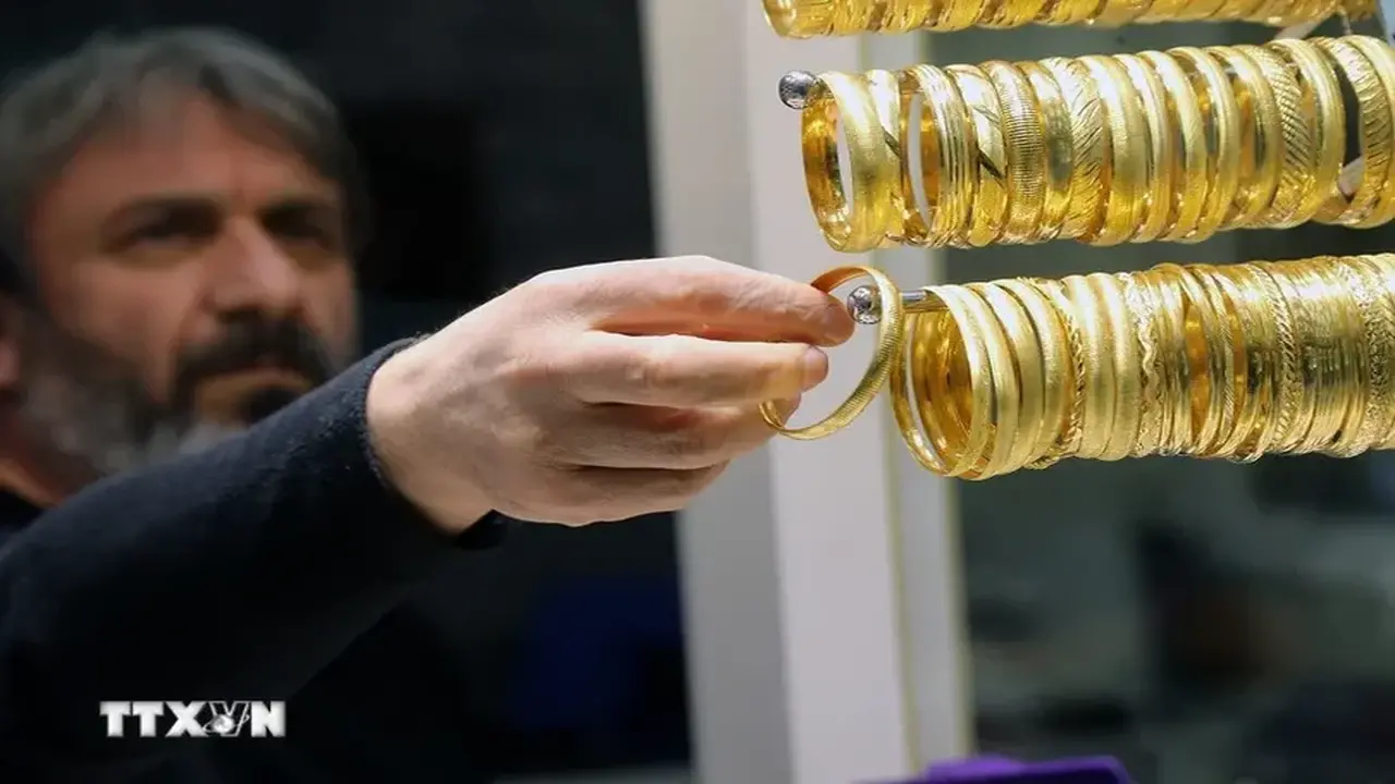 أسعار الذهب تهبط دون 5000 دولار للأونصة وسط استمرار تصاعد حدة الصراع